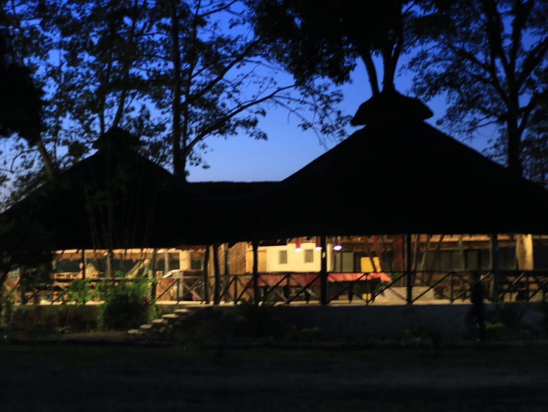 מלון Meghauli Siddhartha Wildlife Retreat מראה חיצוני תמונה